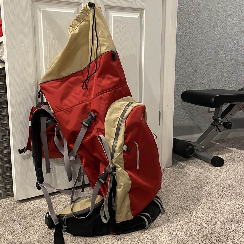 GoLite Backpacking Backpack - Picture 2 of 7